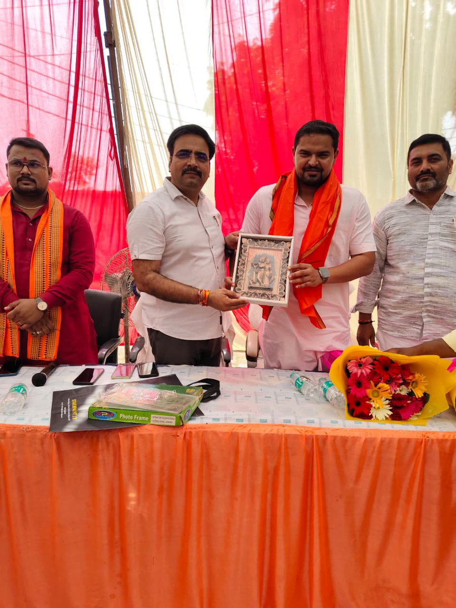 dmgonda2's tweet photo. "सेवा संकल्प अभियान" अंतर्गत विकासखण्ड पण्डरीकृपाल में मा० विधायक गोण्डा श्री प्रतीक भूषण सिंह जी की उपस्थिति में साप्ताहिक सेवा शिविर का आयोजन किया गया।
शिविर में विभिन्न योजनाओं से लाभार्थियों को लाभान्वित किया गया।
#सेवा_संकल्प_अभियान 
#गोण्डा_उत्तर_प्रदेश 
@PrateekBhushan https://t.co/YThfVSNBdN