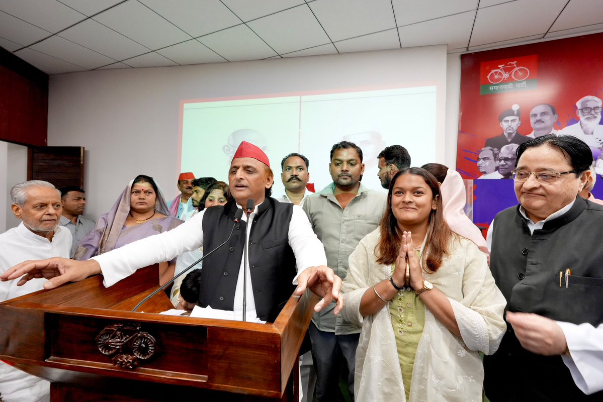 yadavakhilesh's tweet photo. गांधी जी और शास्त्री जी की जयंती पर एक बार फिर से सत्य, अहिंसा और सादगी का संकल्प दोहराना है और देश को घृणा-वैमनस्य के वातावरण से स्वतंत्र कराने के लिए ‘नये स्वतंत्रता आंदोलन’ को सफल बनाना है।

आज भी किसी का वर्चस्ववाद किसी औपनिवेशिक शक्ति से कम उत्पीड़नवादी नहीं है। आज भी कुछ लोग अपनी साम्राज्यवादी सोच के कारण जनता को कुछ भी नहीं समझ रहे हैं। आज भी ‘करो या मरो’ के वो हालात पैदा हो चुके हैं जो हम सबसे ‘लोकतांत्रिक आज़ादी’ को एकाकी सोचवाली निरंकुशवादी ताकतों से बचाने के लिए तथा हर ‘दुखी, पीड़ित, अपमानित’ की रक्षा के लिए एक ‘नये स्वतंत्रता आंदोलन’ की अपेक्षा कर रहे हैं, जिससे शहीदों की शहादत का मान-सम्मान बचा रहे। 

जय संविधान-जय हिंदुस्तान!!!