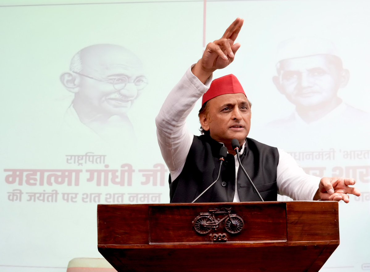 yadavakhilesh's tweet photo. गांधी जी और शास्त्री जी की जयंती पर एक बार फिर से सत्य, अहिंसा और सादगी का संकल्प दोहराना है और देश को घृणा-वैमनस्य के वातावरण से स्वतंत्र कराने के लिए ‘नये स्वतंत्रता आंदोलन’ को सफल बनाना है।

आज भी किसी का वर्चस्ववाद किसी औपनिवेशिक शक्ति से कम उत्पीड़नवादी नहीं है। आज भी कुछ लोग अपनी साम्राज्यवादी सोच के कारण जनता को कुछ भी नहीं समझ रहे हैं। आज भी ‘करो या मरो’ के वो हालात पैदा हो चुके हैं जो हम सबसे ‘लोकतांत्रिक आज़ादी’ को एकाकी सोचवाली निरंकुशवादी ताकतों से बचाने के लिए तथा हर ‘दुखी, पीड़ित, अपमानित’ की रक्षा के लिए एक ‘नये स्वतंत्रता आंदोलन’ की अपेक्षा कर रहे हैं, जिससे शहीदों की शहादत का मान-सम्मान बचा रहे। 

जय संविधान-जय हिंदुस्तान!!!