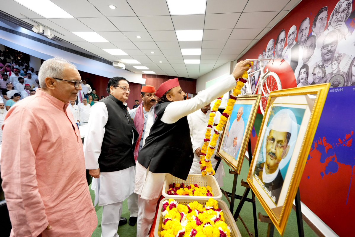 yadavakhilesh's tweet photo. गांधी जी और शास्त्री जी की जयंती पर एक बार फिर से सत्य, अहिंसा और सादगी का संकल्प दोहराना है और देश को घृणा-वैमनस्य के वातावरण से स्वतंत्र कराने के लिए ‘नये स्वतंत्रता आंदोलन’ को सफल बनाना है।

आज भी किसी का वर्चस्ववाद किसी औपनिवेशिक शक्ति से कम उत्पीड़नवादी नहीं है। आज भी कुछ लोग अपनी साम्राज्यवादी सोच के कारण जनता को कुछ भी नहीं समझ रहे हैं। आज भी ‘करो या मरो’ के वो हालात पैदा हो चुके हैं जो हम सबसे ‘लोकतांत्रिक आज़ादी’ को एकाकी सोचवाली निरंकुशवादी ताकतों से बचाने के लिए तथा हर ‘दुखी, पीड़ित, अपमानित’ की रक्षा के लिए एक ‘नये स्वतंत्रता आंदोलन’ की अपेक्षा कर रहे हैं, जिससे शहीदों की शहादत का मान-सम्मान बचा रहे। 

जय संविधान-जय हिंदुस्तान!!!