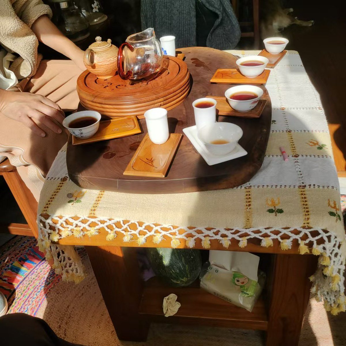 abe4zyx453's tweet photo. Breeze blows by the ancient roadside table, with people chatting softly over cups of tea by the path—such a cozy and warm moment!， https://t.co/JibwNUE4Lb