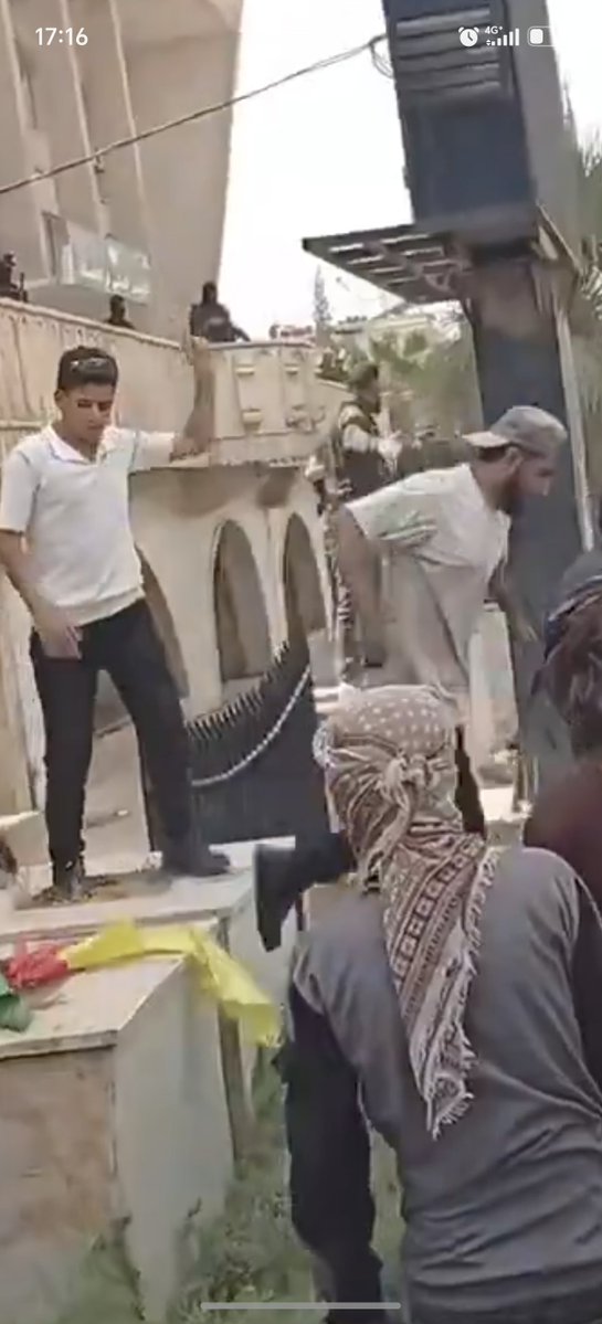 SmonNms's tweet photo. Rojava Özerk bayrağını indirerek yakan bu iki şahıs kimdir? Kimler tarafından gönderildi tutuklandılar mı yoksa tutuklanacaklar mı?

@MazloumAbdi
@SipanHemoo https://t.co/pbmMX4tCZG