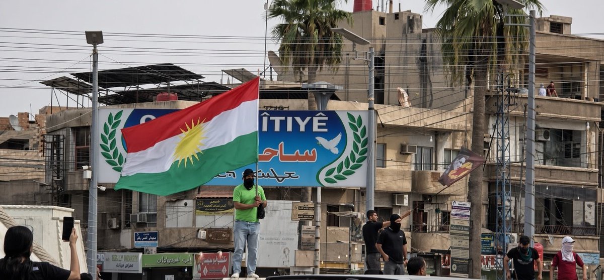 Kurdistan_AR's tweet photo. رفع العلم الكوردي في وسط مد��نة الحسكة في روجافا كوردستان بعد أعمال الفوضى التي قام بها أنصار داعش والميليشيات التركية https://t.co/mWlVXHYHPx
