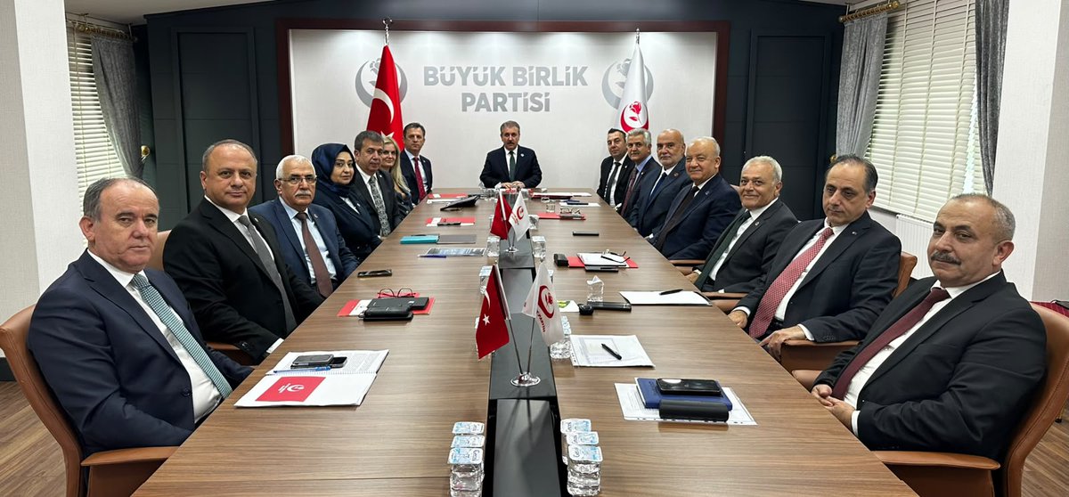 bbpgenelmerkez's tweet photo. Sayın Genel Başkanımız Mustafa Destici’nin başkanlığında, Başkanlık Divanı üyelerimizle olağan Divan Toplantımızı gerçekleştirdik. https://t.co/82qAG2MPRP