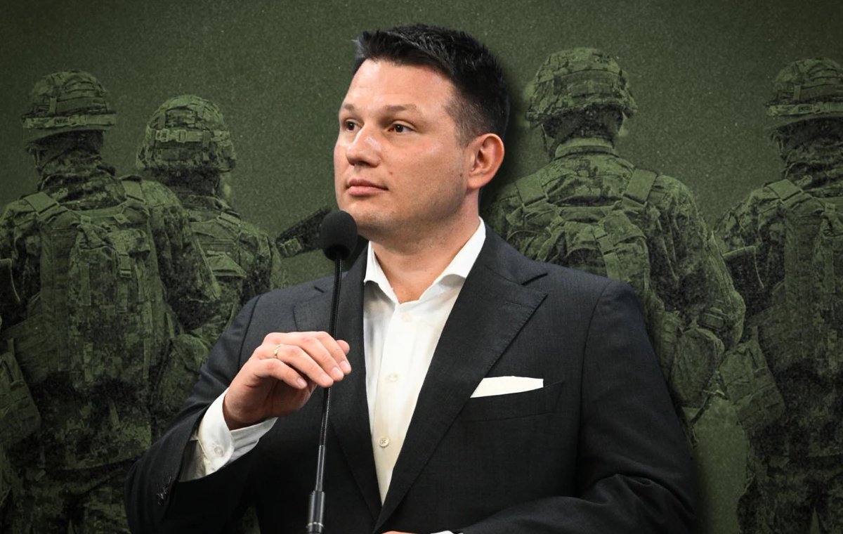 lesefer_X's tweet photo. W III Republice Francuskiej posłowie i inni politycy byli powoływani do wojska dokładnie na tej samej zasadzie co pozostali obywatele.

W momencie wybuchu I wojny światowej powołanie do wojska otrzymało blisko 300 deputowanych, podczas II wojny światowej - ponad 200.

Z poboru nie byli zwolnieni prezesi partii politycznych. Maurice Thorez, prezes francuskich komunistów, był dokładnie w wieku Mentzena w momencie wybuchu 2WŚ, miał 39 lat.

Jak to więc jest, że Mentzen domaga się poboru dla wszystkich mężczyzn, tylko nie dla siebie? 🤔