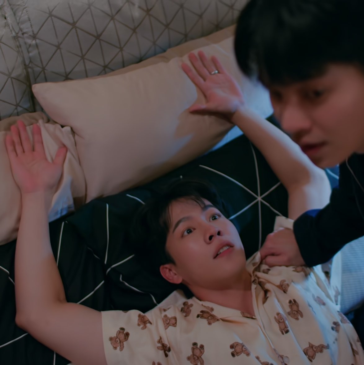 yinwararchive's tweet photo. w: maybe 🐉 start fall for theer from proposal scene 🐉 never had bf and this 1st time someone said “i love you” so he believe it he think when someone said that they truly mean it so he thought theer say it sincerely🥹

#เปิดจอรอรีxที่รักสารวัตรเธียร์
#warwanarat @warwanarat https://t.co/c2uMhVMUmY