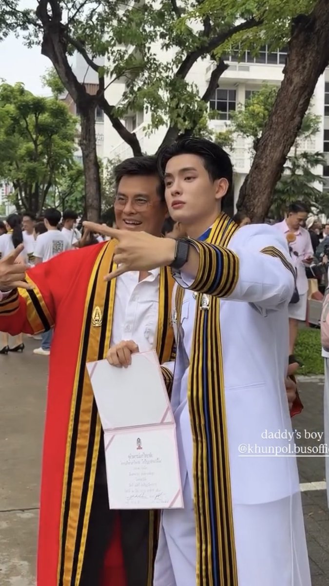 ppnanie's tweet photo. เปิดก๊อกได้เลย พ่อหนุ่มพกครุยไปถ่ายกับขุนด้วยซ้ำ ฮือออออ คนที่ภูมิใจในตัวขุนพลที่สุดจริงๆอะ ป๊าขุนทำได้แล้วนะ🥺♥️👦🏻🎓

KHUNPOL OFFICIALLY GRAD 
#KHUNPOLGraduationDay #KHUNPOL https://t.co/o1vF4GcjG1