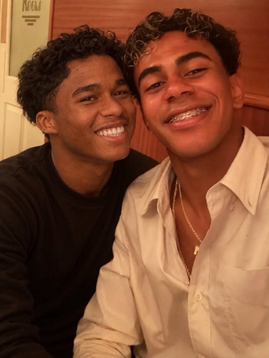 Uzuhku's tweet photo. Dia 07 criando imagens dos #yamdrick substituindo a Inês pelo Endrick 💥 Bom dia amorecos!! Mais duas fotinhas desses dois para alegrar o dia de vcs😋 https://t.co/bmttoSzhRw
