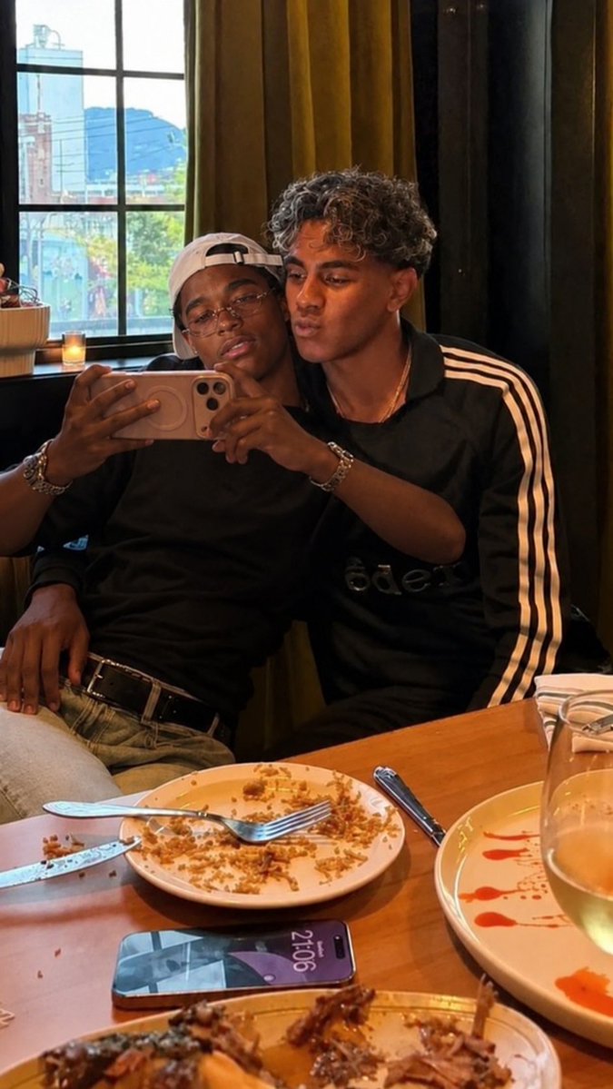 Uzuhku's tweet photo. Dia 07 criando imagens dos #yamdrick substituindo a Inês pelo Endrick 💥 Bom dia amorecos!! Mais duas fotinhas desses dois para alegrar o dia de vcs😋 https://t.co/bmttoSzhRw