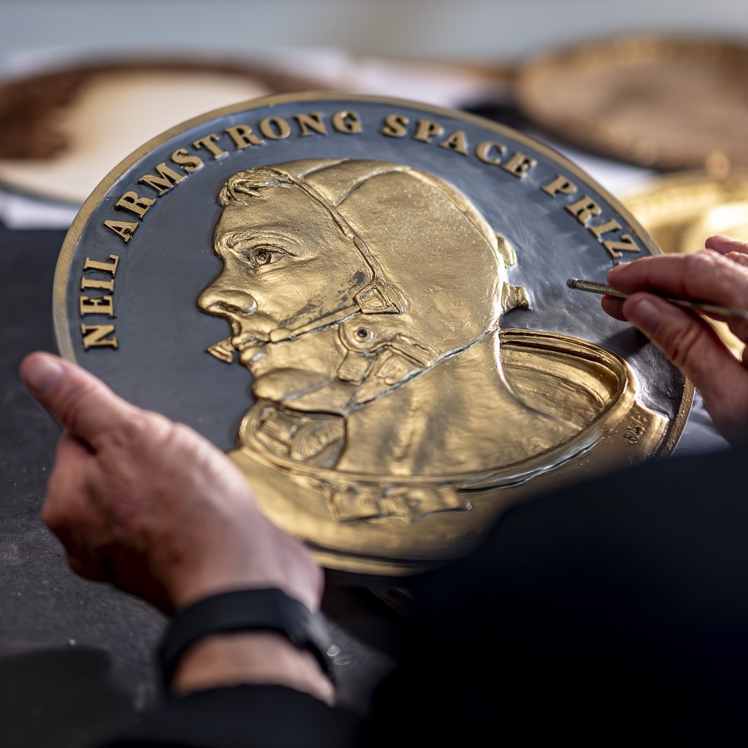 PurdueEngineers's tweet photo. A clay sculpture, a five-micron 3D scan and 25 hours of overnight CNC machining in titanium: How Indiana artists and @LifeAtPurdue engineers made the Neil Armstrong Space Prize.

Full story: https://t.co/E398OK3KvU https://t.co/KHIwlt0r7i