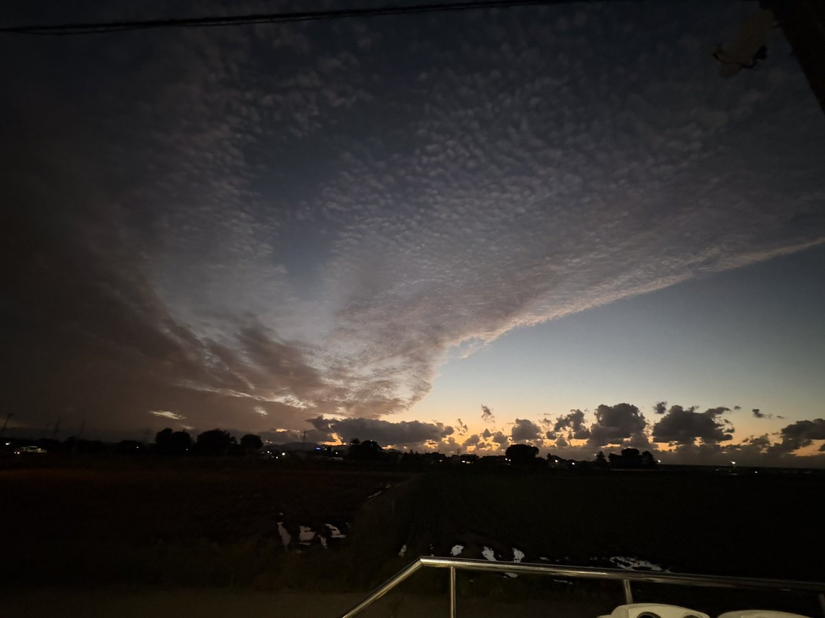 _airoon_'s tweet photo. 今日の空 昨日の空 https://t.co/kjaxUtOIvP