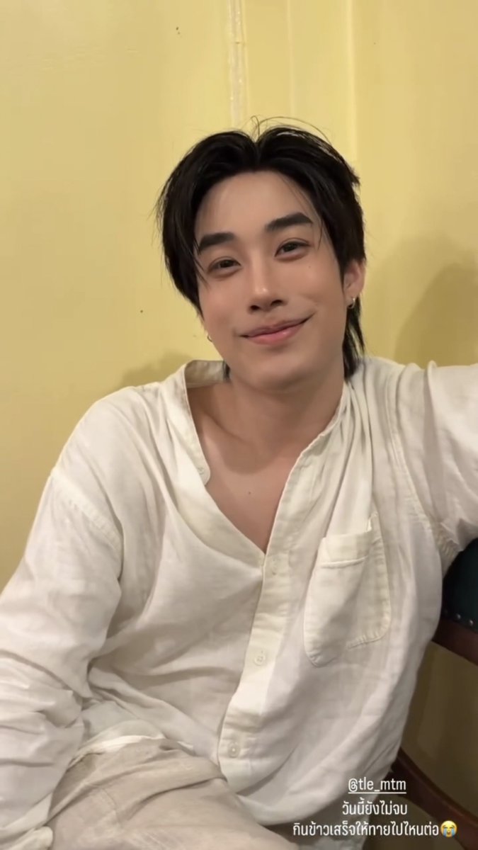 pada4839's tweet photo. มานยิ้มเลือดเย็นมากอ้วมมม เอ็นดูพี่ๆและ55555

#TLE_mtm https://t.co/ovFZVnv6VG