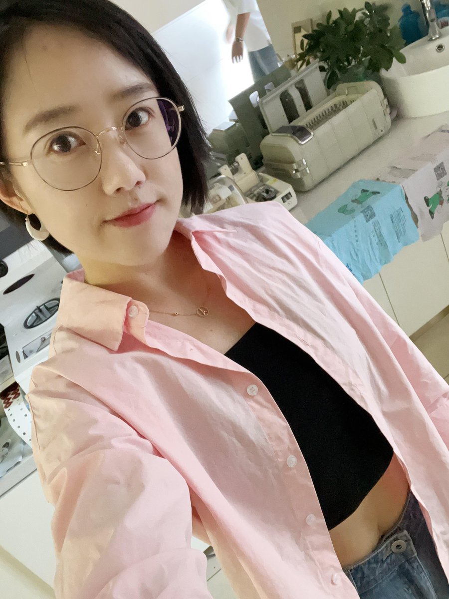 janavypp's tweet photo. 如果可以我想要找一个喜欢舔逼的男人，各种舔逼 各种姿势操我 其实我就是一个骚母狗 https://t.co/ueypHhHHhS