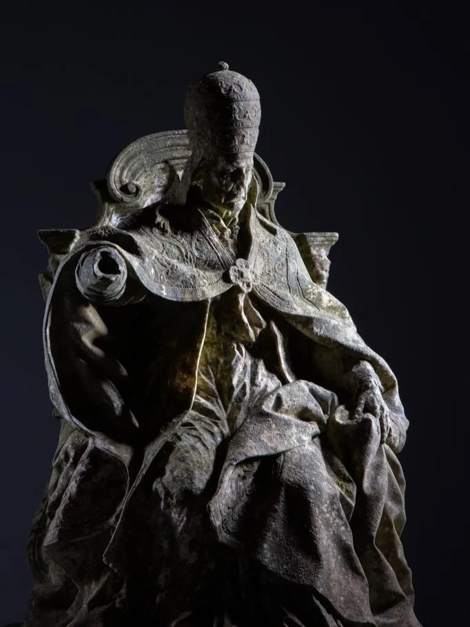 artnet's tweet photo. #ArtnetNews: A small marble statue found at a U.K. salvage yard could fetch £10,000 ($13,300) at auction after experts determined it to be the work of Pietro Bracci, the 18th-century Baroque sculptor.

Read more: https://t.co/G2vQo4PgQb https://t.co/lhqLf3kXn6