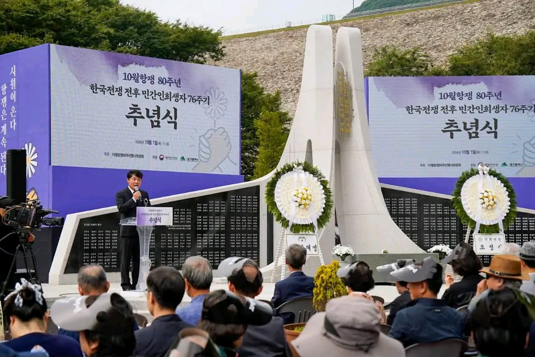 parkeunjun4n7's tweet photo. 80년 전 오늘, 대구 10월항쟁의 시민들이 우리에게 묻습니다>1946년 10월, 극심한 식량난과 사회적 부조리 속에서 평범한 시민들이 더 나은 세상을 요구하며 거리로 나섰습니다. 그 과정에서 수많은 시민이 희생되고 탄압받았습니다.
#대구10월항쟁 #역사를기억합니다 #국가폭력희생자추모 #정의와개혁 https://t.co/XcZ0ByP18E
