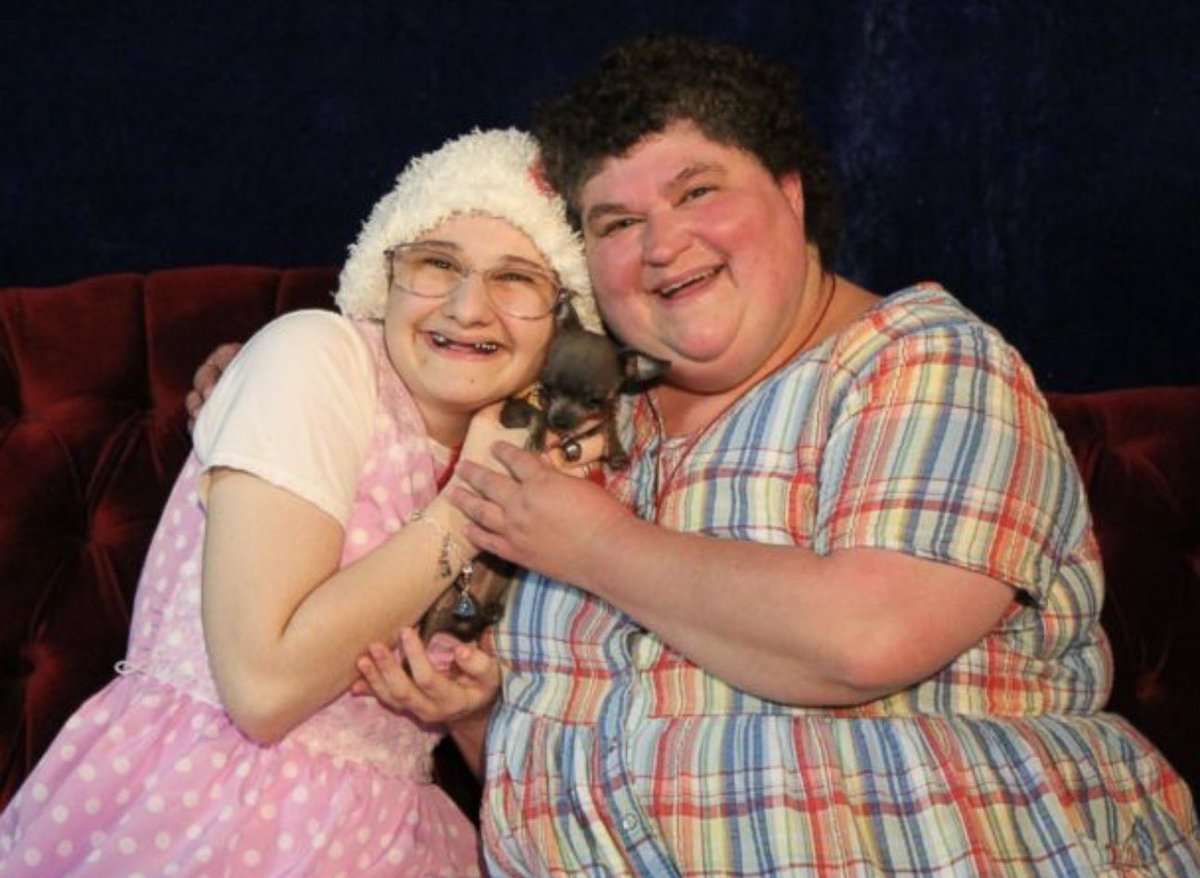 GlodeJo07's tweet photo. ¿Se acuerdan de Gypsy Rose Blanchard? La joven cuya mamá le inventaba enfermedades para o tener atención y beneficios y la sometió durante años a tratamientos terribles que no necesitaba. Gypsy terminó en prisión por participar en el asesinato de su madre; su historia fue llevada a la serie “The Act”.
Pues ayer encontraron muerto a Ken Urker, su pareja y papá de su hija Aurora. Lo encontraron en una casa en Raceland, Luisiana, justo el día de su cumpleaños: cumplía 34 años.
Gypsy ya habló y dijo que cree que murió por una sobredosis, pero la causa oficial todavía no está confirmada. Les cuento lo que se sabe, porque hay detalles que vienen de la familia y otros que sí confirmó la policía.