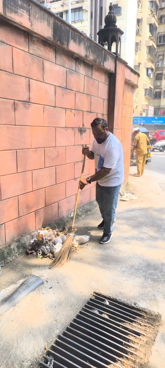 BJP4Mumbai's tweet photo. वर्सोवा विधानसभा, वर्सोवा मंडळ, वॉर्ड क्र. 59 येथील यारी रोड परिसरात देशाचे लोकप्रिय पंतप्रधान माननीय श्री @narendramodi जी यांच्या वाढदिवसानिमित्त #SevaSankalpAbhiyan अंतर्गत #SevaMeraYogdan या उपक्रमाच्या माध्यमातून स्वच्छता अभियान राबविण्यात आले.

 मंडळ अध्यक्ष श्री. स्नेहित नागा जी यांच्या आयोजनातून झालेल्या या उपक्रमात पदाधिकारी, कार्यकर्ते तसेच नागरिकांनी उत्स्फूर्त सहभाग नोंदवला. स्वच्छ आणि आरोग्यदायी परिसराच्या निर्मितीसाठी सर्वांनी एकत्रितपणे पुढाकार घेतला.