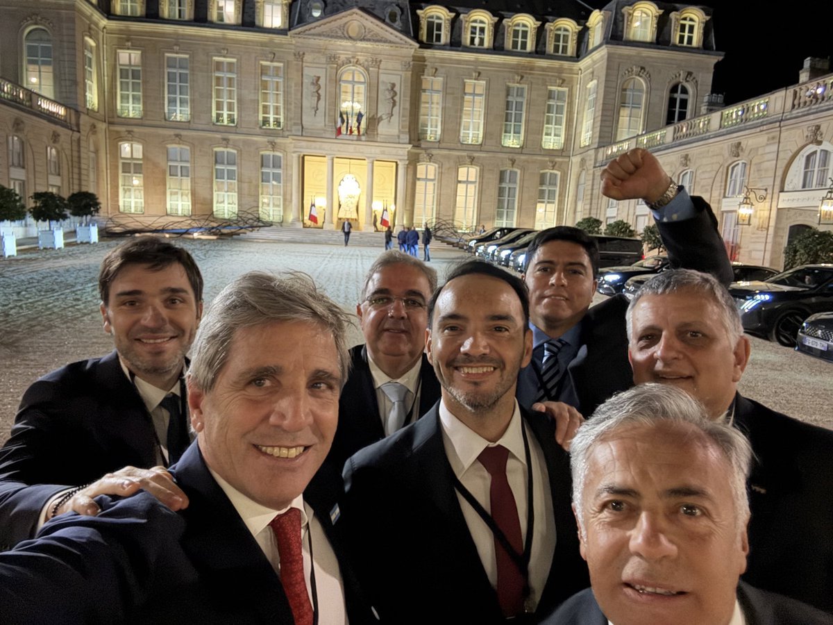 juan_alaloca's tweet photo. Qué bien la pásan Los MILLONARIOS MEDIÓCRES...Con la NUESTRA!
No deberíamos SALIR y decir BASTA?
SE NOS MÁTAN DE RISA ...Y te lo muestran!...Nosotros mirando muertitos! https://t.co/gnCDeOxaTO