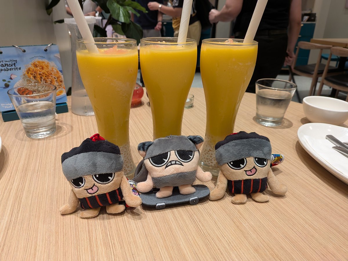 aiaibesty67's tweet photo. 空港からめちゃくちゃ時間かかってホテルに到着🛏️
歩いてすぐレストランがいっぱいあるから嬉しい✨️
ご飯食べた後、歩いて明日の会場見てきたよ❣️
いよいよ明日会える🩷 https://t.co/Nfvr74gFdx