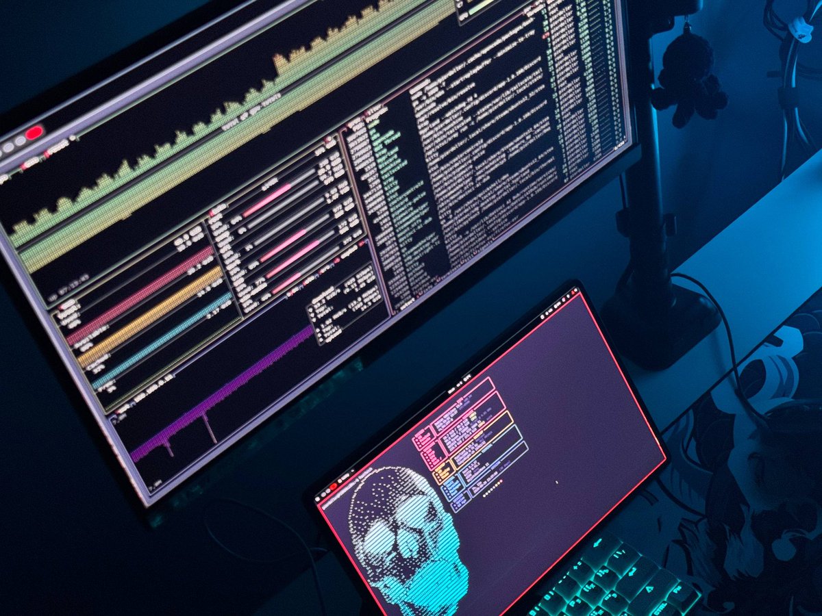 ThePIERDOLLER's tweet photo. Who said you need macOS or Windows for video editing? 

Debian 13 + Hyprland daily driver setup. Managed to get the Tab S9 Ultra running at 120Hz over Sunshine as a control monitor. 

#Linux #Hyprland https://t.co/w5AbjDt1eJ