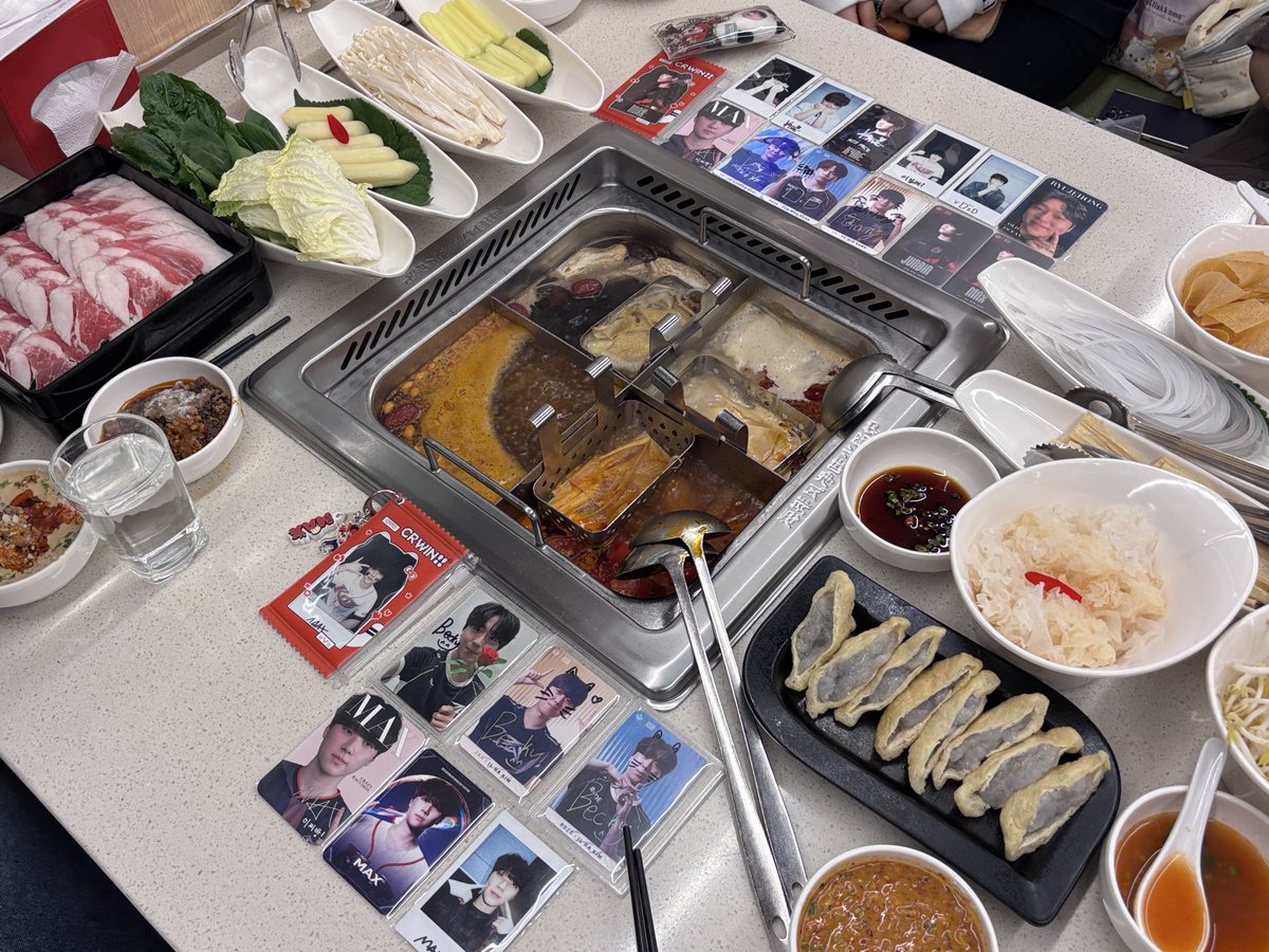0RhRh0's tweet photo. 만나면 반갑다고 하이디라오 가기 ㅎㅎ https://t.co/CIjUA73o6N