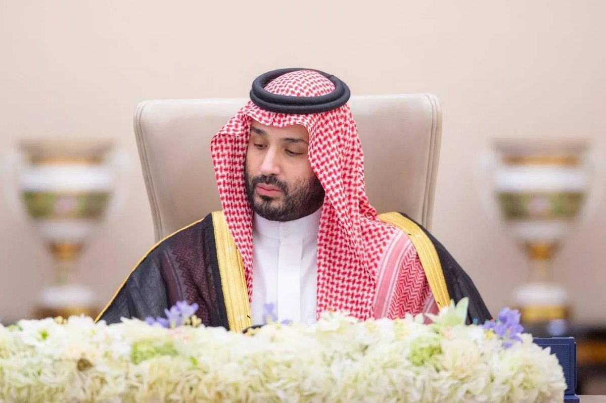 MohammedTh44581's tweet photo. الى مقام مولاي ولي العهد محمد بن سلمان حفظه الله ورعاه 

تَسِيرُ عَلَى خَطْوِ المَلِيكِ مُظَفَّرَا
وَحَامِي حِمَى البَيْتِ العَتِيقِ المُطَهَّرَا
تَقُودُ جُيُوشَ الحرب فِيهَا مُكَبِّرَا
تَرَى النَّصْرَ مَجْدًا وَالشَّهَادَةَ مَفْخَرَا
تَكُرُّ بِإِقْدَامٍ يَهُولُ جُمُوعَهُمْ
فَيَفْنَوْنَ رُعْبًا قَبْلَ أَنْ تَتَسَعَّرَا
تُغِيثُ كِرَامًا كَدَّرَ الدَّهْرُ عَيْشَهُمْ
تُقِيلُ عِثَارَ الحُرِّ إِنْ كَانَ أُعْسِرَا
فَيَقْضِي دُيُونَ الدَّهْرِ عَنْهُ وَيَنْثَنِي
وَيَغْدُو بِمَالٍ فَوْقَ ذَاكَ وَأَكْثَرَا
حَوَيْتُمْ خِصَالَ الجُودِ وَالعِزِّ ��َالتُّقَى
وَمَجْدًا بِتَارِيخِ البِلَادِ مُسَطَّرَا
أَبٌ كَمَلِيكِ الخَيْرِ سَلْمَانَ فَخْرُنَا
وَجَدٌّ حَوَى المَجْدَ التَّلِيدَ المُؤَزَّرَا
تَوَارَثْتُمُوهَا عَنْ جُدُودٍ أَوَائِلٍ
فَأَصْبَحَ إِرْثُ الجُودِ فِيكُمْ مُكَرَّرَا.