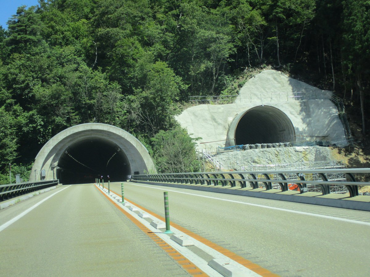 pirosuke2011's tweet photo. 避難抗を拡幅して4車線化
#びっくり道路選手権 https://t.co/sAxfa6LKiq