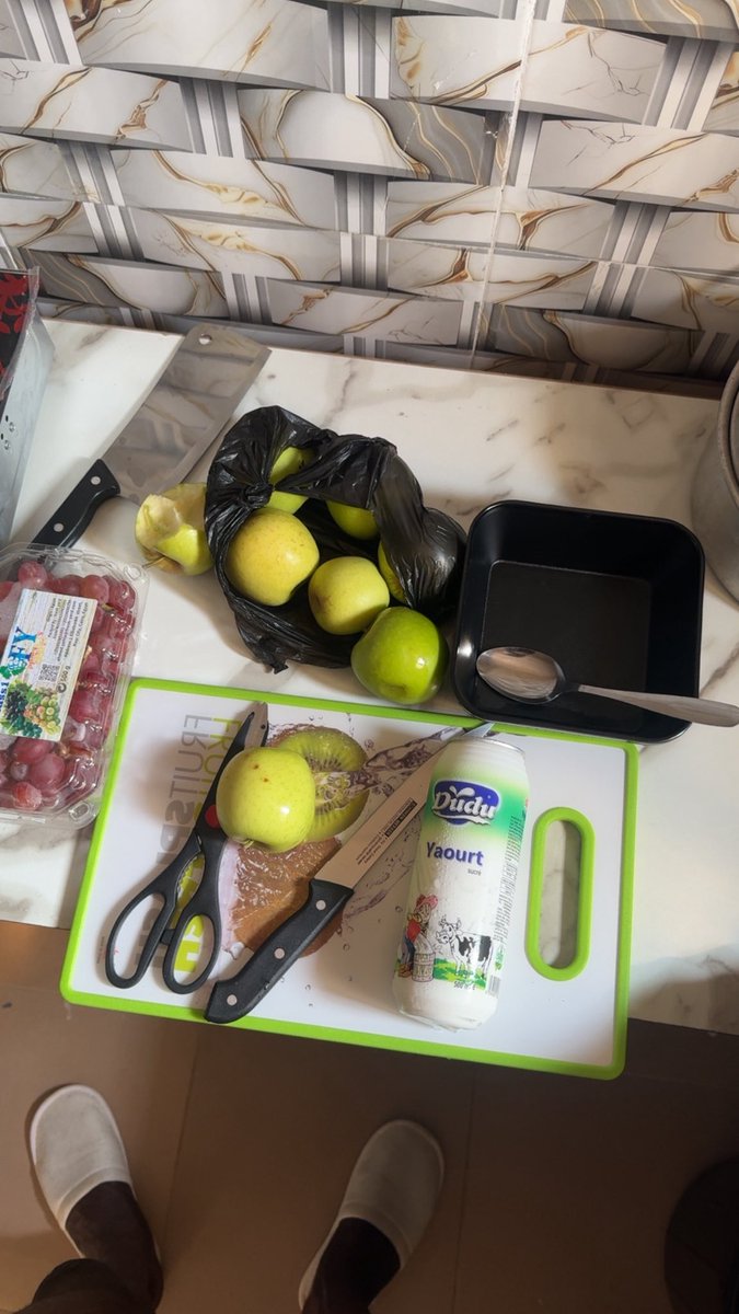 Shileisaboy's tweet photo. Lunch 🥗 fruit yogurt 🤤 https://t.co/vdjThPcH62