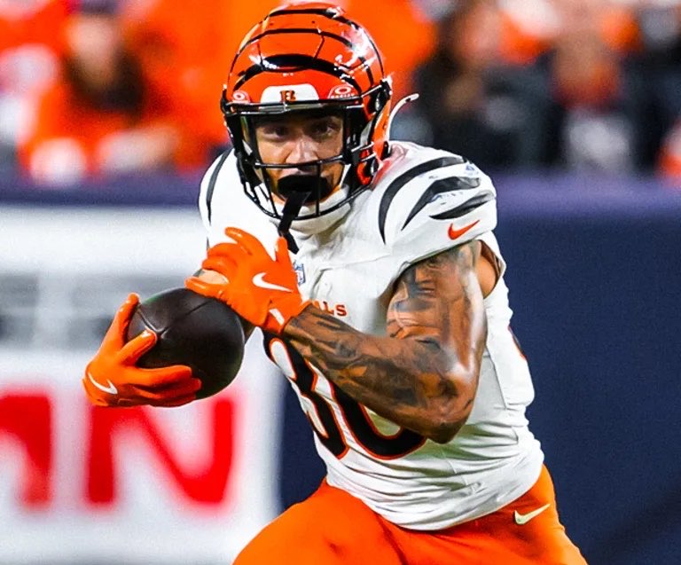BIGHOSSAZ's tweet photo. Need you this week King 👑 @chasebrown____ @Bengals #belt2ass #yousuckAT #BroTax #FreeHoolie https://t.co/OKQMYIwfNf