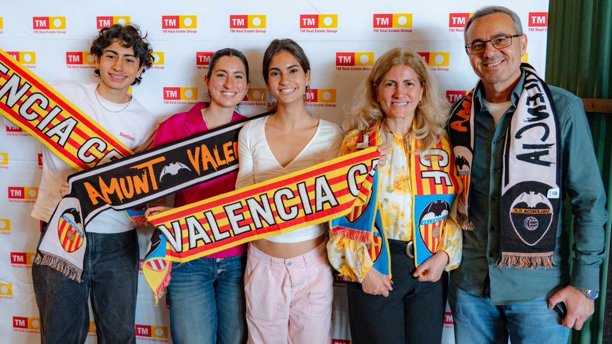 adelantefutbol's tweet photo. 🇪🇸 𝗘𝗟 𝗩𝗔𝗟𝗘𝗡𝗖𝗜𝗔 𝗖𝗙 𝗟𝗟𝗘𝗩𝗔 𝗦𝗨 𝗖𝗢𝗠𝗨𝗡𝗜𝗗𝗔𝗗 𝗜𝗡𝗧𝗘𝗥𝗡𝗔𝗖𝗜𝗢𝗡𝗔𝗟 𝗠𝗔́𝗦 𝗔𝗟𝗟𝗔́ 𝗗𝗘𝗟 𝗘𝗦𝗧𝗔𝗗𝗜𝗢

🇬🇧 This article is also available in English in another post on this account.

El Valencia CF ha ofrecido otro buen ejemplo de cómo los clubes de fútbol españoles pueden construir relaciones más sólidas con aficionados y otros públicos fuera de su mercado local tradicional.

El club, junto a su socio global principal TM Grupo Inmobiliario y con la colaboración de LALIGA, organizó el 2 de octubre un evento en Ámsterdam para seguir el partido, reuniendo a más de 60 clientes, colaboradores y aficionados valencianistas en los Países Bajos.

Más que limitarse a promocionar el club desde la distancia, la idea era crear un punto de encuentro físico para personas que ya tienen —o podrían desarrollar— una conexión con el Valencia CF y sus socios.

Es un enfoque que refleja una oportunidad cada vez más importante para el fútbol español: los aficionados internacionales no necesitan vivir cerca del estadio para desarrollar una relación significativa con un club.

Para los clubes españoles, esa audiencia internacional puede incluir residentes extranjeros, visitantes habituales, turistas, propietarios de viviendas y aficionados al fútbol que ya sienten afinidad con la zona.

Una buena comunicación puede acercarlos al club, pero crear experiencias y un sentimiento de pertenencia puede convertir un interés ocasional en algo mucho más fuerte.

El evento de Ámsterdam también tenía una clara dimensión comercial. TM Grupo Inmobiliario aprovechó la ocasión para conectar con públicos estratégicos en uno de sus mercados europeos más importantes, utilizando el fútbol como punto de encuentro para desarrollar esas relaciones.

Y no se trata de una iniciativa aislada.

En febrero, el Valencia CF y TM organizaron un evento similar en Utrecht que también reunió a más de 60 aficionados, clientes y colaboradores.

Esa continuidad es importante.

Construir una audiencia internacional rara vez se consigue con una publicación traducida de vez en cuando o con una campaña puntual en el extranjero. Requiere comunicarse de forma constante con las personas en un idioma y un estilo que entiendan, reconocerlas como parte de la comunidad más amplia del club y encontrar oportunidades para trasladar esa relación al mundo real.

Para los clubes españoles de cualquier tamaño, esta oportunidad no tiene por qué significar organizar eventos a cientos de kilómetros de distancia.

En muchas zonas de España, la audiencia internacional ya está en su propia comunidad.

El reto es asegurarse de que el club se esté comunicando con ella.

Foto: Valencia CF