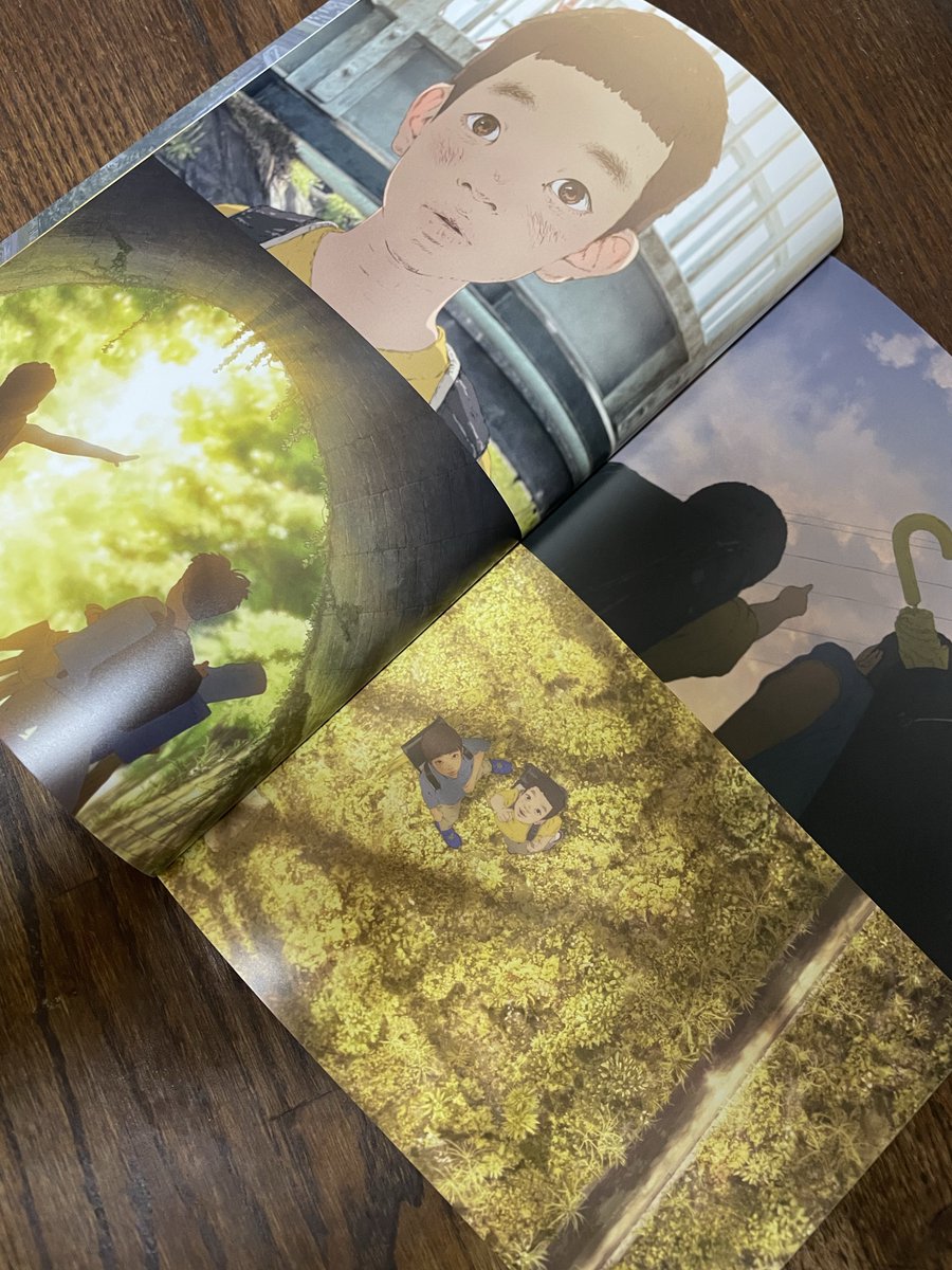 tomoyuki0321's tweet photo. #我々は宇宙人
長文レビュー
走馬灯のような映画だった。
映像の美しさに終始圧倒される。映像というか美術といった方がいいか。
小学生だったときの記憶、後悔や自己嫌悪、世界の全てが未知だった高揚や緊張感が伝わってきた。
新しくできた友達も初恋の相手も未知で、心が通ったときの喜びも、傷ついたり傷つけたりした心のざわつきや苛立ちも全部が詰まっていた。
全ての大人がかつて小学生で、誰もが傷を負って大人になる。治癒する者もあれば、深く刻まれたまま成長する者もいて、その両方を追体験する映画だった。
内面の描写は精緻になるほどグロテスクになるものだけど、それだけに胸につまるものがあった。
美しさと醜さが紙一重で常に緊張感があり、後半はずっと重く、しんどかったけど、最後に報われた。
最後のシーンはきっと「赦し」ではなく「受容」なんだと思った。暁太郎は自分の人生を受け入れたんだと思う。
加害者と被害者という対立軸で否定的なレビューも見られたけど、それは少し違うかなと思った。多分それが主題ではないのと、小学生時代の僅かなすれ違いが引き起こした悪夢であって（翼の加害性は否定できないけど）それ自体がその後の人生全ての因果ではなく、いくつもある要因のひとつだったのかなと。暁太郎の家庭環境にも不穏な描写があったようにも思うので。
だから被害者側からの赦しによる和解ではなくて、たくさんのすれ違いや過ちが憎悪になったとしても、あのときのキラキラした思い出や、友情は嘘ではなかったという証の言葉だったのかなと解釈した。
恣意的かもしれないけど。
この映画は自分の（あるいは多くの観客にとっての）数ある人生のルートのひとつだったんじゃないか。
その人生の走馬灯を見ていたような映画だった。
とにかく観てよかった。けどもう一度観るかと言われると少し躊躇う。色んな意味でハイカロリーで。