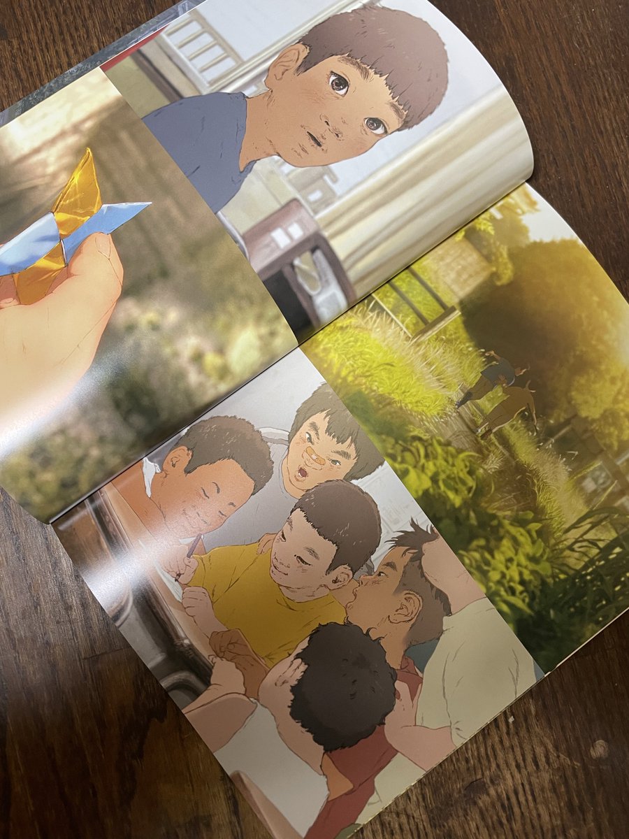 tomoyuki0321's tweet photo. #我々は宇宙人
長文レビュー
走馬灯のような映画だった。
映像の美しさに終始圧倒される。映像というか美術といった方がいいか。
小学生だったときの記憶、後悔や自己嫌悪、世界の全てが未知だった高揚や緊張感が伝わってきた。
新しくできた友達も初恋の相手も未知で、心が通ったときの喜びも、傷ついたり傷つけたりした心のざわつきや苛立ちも全部が詰まっていた。
全ての大人がかつて小学生で、誰もが傷を負って大人になる。治癒する者もあれば、深く刻まれたまま成長する者もいて、その両方を追体験する映画だった。
内面の描写は精緻になるほどグロテスクになるものだけど、それだけに胸につまるものがあった。
美しさと醜さが紙一重で常に緊張感があり、後半はずっと重く、しんどかったけど、最後に報われた。
最後のシーンはきっと「赦し」ではなく「受容」なんだと思った。暁太郎は自分の人生を受け入れたんだと思う。
加害者と被害者という対立軸で否定的なレビューも見られたけど、それは少し違うかなと思った。多分それが主題ではないのと、小学生時代の僅かなすれ違いが引き起こした悪夢であって（翼の加害性は否定できないけど）それ自体がその後の人生全ての因果ではなく、いくつもある要因のひとつだったのかなと。暁太郎の家庭環境にも不穏な描写があったようにも思うので。
だから被害者側からの赦しによる和解ではなくて、たくさんのすれ違いや過ちが憎悪になったとしても、あのときのキラキラした思い出や、友情は嘘ではなかったという証の言葉だったのかなと解釈した。
恣意的かもしれないけど。
この映画は自分の（あるいは多くの観客にとっての）数ある人生のルートのひとつだったんじゃないか。
その人生の走馬灯を見ていたような映画だった。
とにかく観てよかった。けどもう一度観るかと言われると少し躊躇う。色んな意味でハイカロリーで。