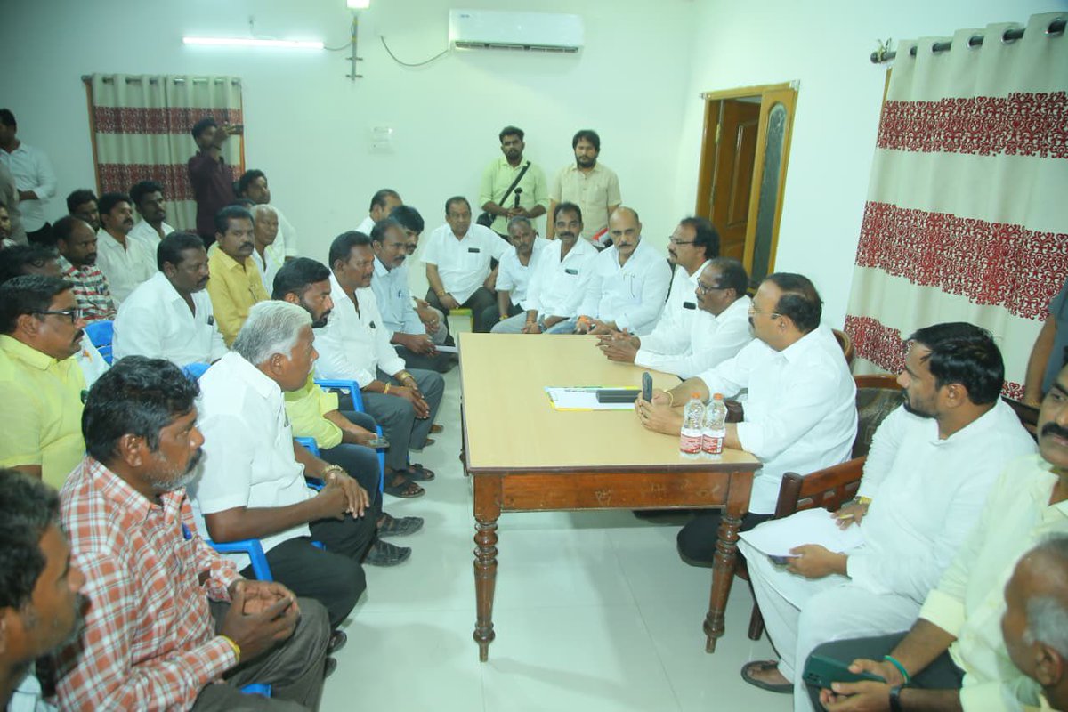 Yarapathineni_S's tweet photo. పల్నాడు జిల్లా, గురజాల నియోజకవర్గం, పిడుగురాళ్ల పట్టణంలోని ఆర్ అండ్ బి బంగ్లా లో పిడుగురాళ్ల పట్టణం, మండలంలోని టౌన్ పార్టీ అధ్యక్షులు, మండల కన్వినర్ క్లస్టర్ ఇంచార్జ్ లు, యూనిట్ ఇంచార్జ్ లు, బూత్ కన్వినర్లు, ముఖ్యనాయకులతో జరిగిన సమీక్షా సమావేశంలో ఏపీఎస్ఆర్టీసీ చైర్మన్, మాజీ ఎంపీ కొనకళ్ళ నారాయణరావు గారు, పల్నాడు జిల్లా టీడీపీ అధ్యక్షులు షేక్ జానీషైదా గారు, గురజాల నియోజకవర్గం పరిశీలకులు మహమ్మద్ మోసిన్ గారితో కలిసి పాల్గొని, రాబోయే మున్సిపల్, పంచాయతీ ఎన్నికలలో నియోజకవర్గంలో వార్డు, గ్రామాలలో పార్టీ బలోపేతం గురించి చర్చించిన గురజాల ఎమ్మెల్యే యరపతినేని శ్రీనివాసరావు గారు.

#AndhraPradesh
#YarapathineniSrinivasarao
#NikhilYarapathineni
#GurajalaMLAYarapathineni
#Gurajala #Palnadu
