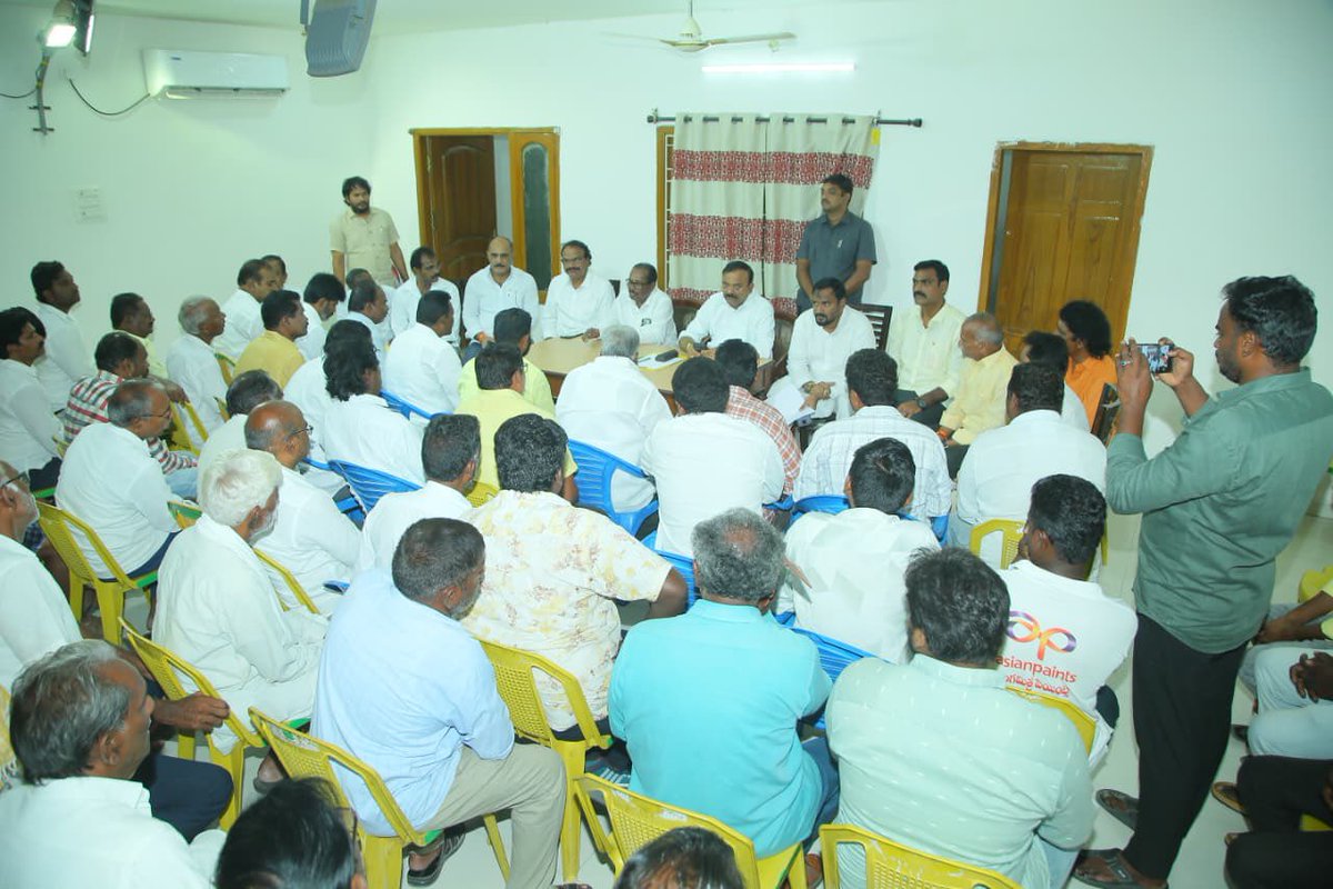Yarapathineni_S's tweet photo. పల్నాడు జిల్లా, గురజాల నియోజకవర్గం, పిడుగురాళ్ల పట్టణంలోని ఆర్ అండ్ బి బంగ్లా లో పిడుగురాళ్ల పట్టణం, మండలంలోని టౌన్ పార్టీ అధ్యక్షులు, మండల కన్వినర్ క్లస్టర్ ఇంచార్జ్ లు, యూనిట్ ఇంచార్జ్ లు, బూత్ కన్వినర్లు, ముఖ్యనాయకులతో జరిగిన సమీక్షా సమావేశంలో ఏపీఎస్ఆర్టీసీ చైర్మన్, మాజీ ఎంపీ కొనకళ్ళ నారాయణరావు గారు, పల్నాడు జిల్లా టీడీపీ అధ్యక్షులు షేక్ జానీషైదా గారు, గురజాల నియోజకవర్గం పరిశీలకులు మహమ్మద్ మోసిన్ గారితో కలిసి పాల్గొని, రాబోయే మున్సిపల్, పంచాయతీ ఎన్నికలలో నియోజకవర్గంలో వార్డు, గ్రామాలలో పార్టీ బలోపేతం గురించి చర్చించిన గురజాల ఎమ్మెల్యే యరపతినేని శ్రీనివాసరావు గారు.

#AndhraPradesh
#YarapathineniSrinivasarao
#NikhilYarapathineni
#GurajalaMLAYarapathineni
#Gurajala #Palnadu