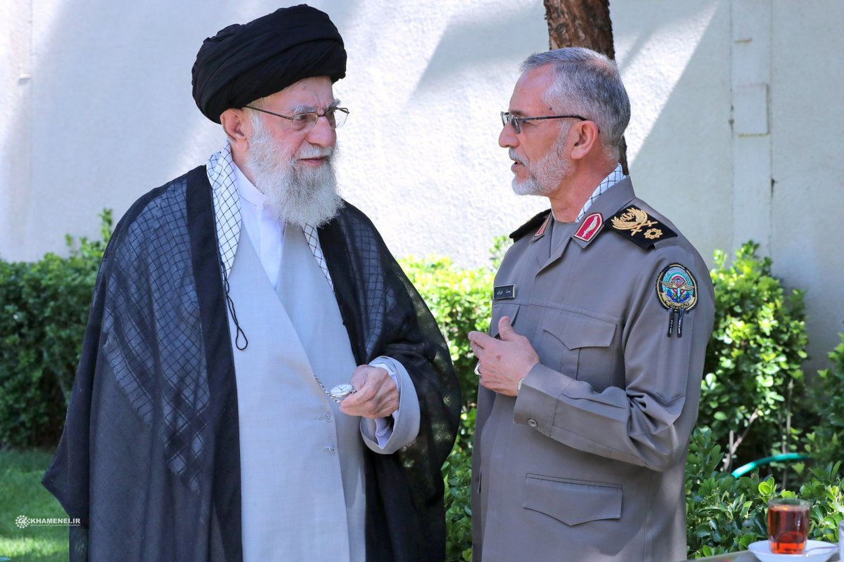 khameneinews's tweet photo. انتشار نخستین‌بار؛
تصویری از سرلشکر بسیجی شهید محمّد شیرازی، رئیس دفتر نظامی فرمانده کل قوا در کنار حضرت آیت‌الله العظمی شهید سیّدعلی خامنه‌ای رضوان‌الله‌علیه https://t.co/tebXRRfdAR