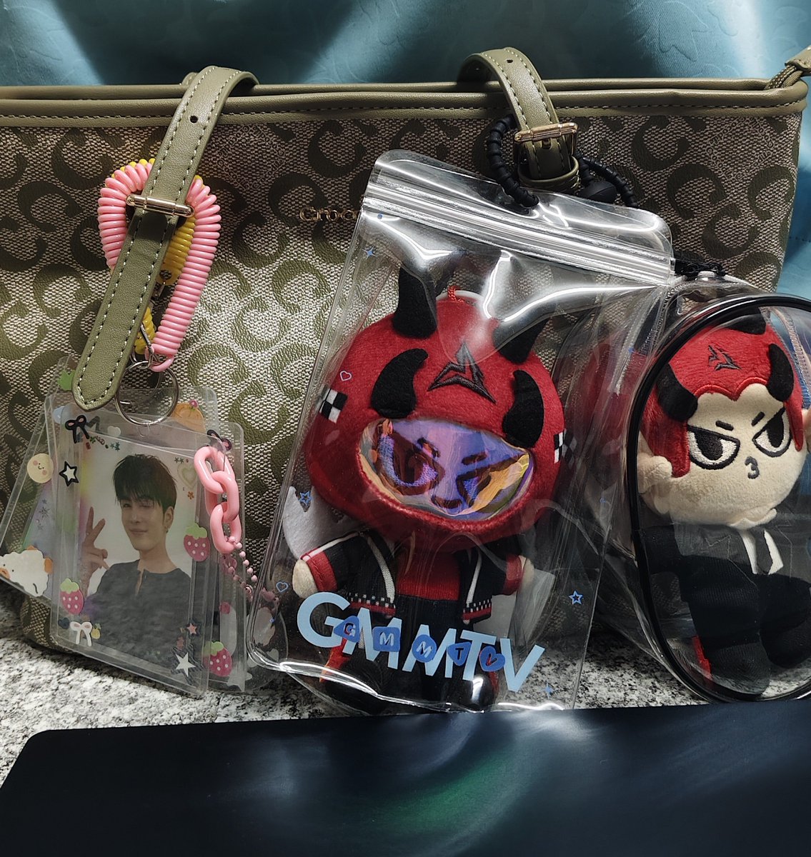 HieraLara's tweet photo. Kalau korang satu uni with me mungkin dari jauh krg dah boleh nampak i jalan with my green croc handbag full with doll and photocard 😌🫪👍🏻 my outfit will be either pink or green or black 555555555

#PerthSanta #เพิร์ธแซนต้า 
#PerthTanapon #Santapp 
#DOMIIA #ลูกชายสิงหะกัสโต้ https://t.co/9supfvaQB6