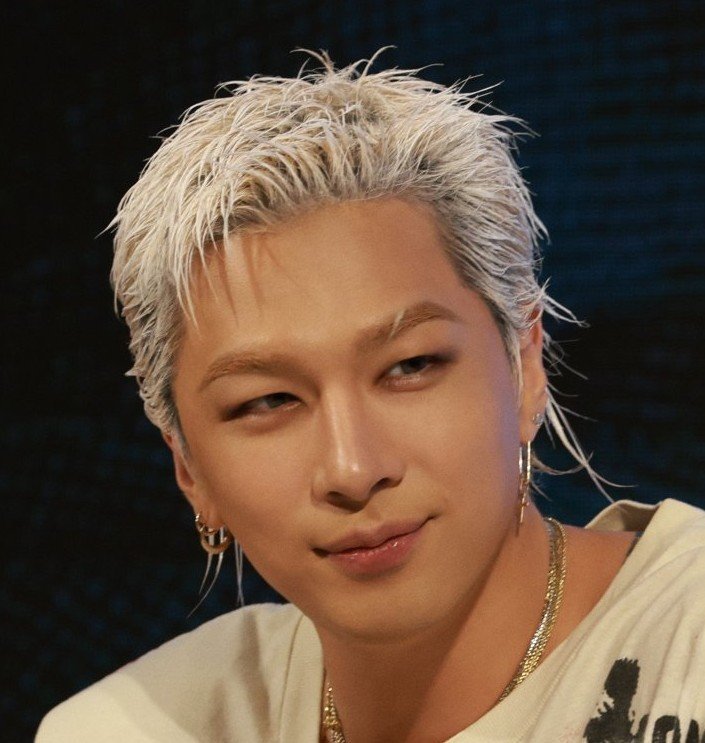 DO_RU_bae's tweet photo. 팩트) 태양은 눈코입으로도 유명하다 https://t.co/NoCEy05gzd
