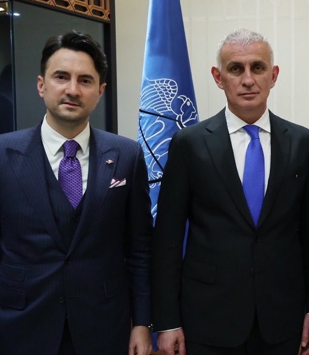 gineyeniyeniden's tweet photo. Evet aynı kişi ….. https://t.co/zS9GqcMT4M