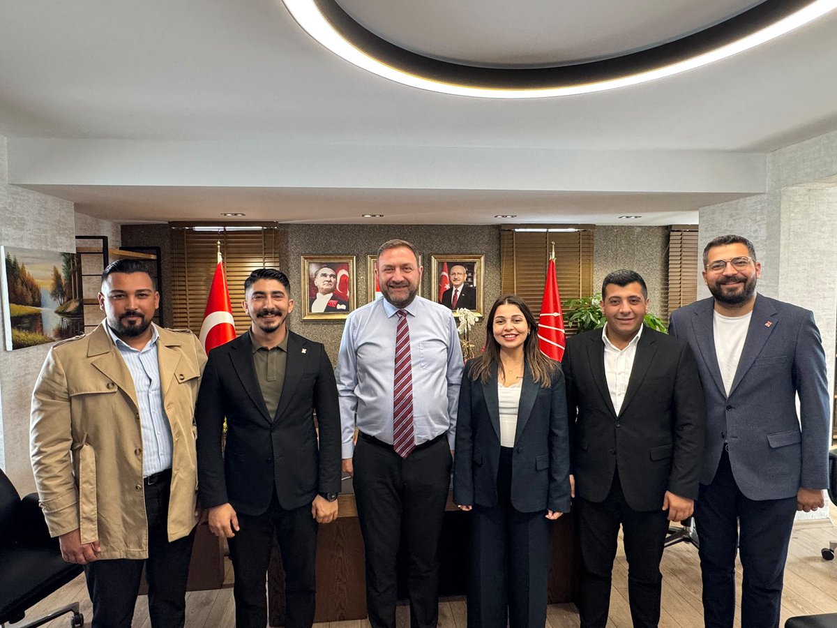 chpgenclik_gm's tweet photo. 📍İZMİR 

Gençlik Kolları Genel Başkanımız Berfin Karan, Genel Sekreterimiz Diyar Kesebir, Genel Başkan Yardımcılarımız Can Özdemir, Ali Övet ve Ali Baysal, İzmir İl Gençlik Kolları Başkanımız Hamzaali Mutlugüneş ile birlikte İzmir İl Başkanlığımızı ardından Buca İlçe Başkanlığımızı ziyaret ettik.

Örgütümüzle bir araya gelerek gençlerin gündemini, sahadaki çalışmalarımızı ve önümüzdeki dönemin yol haritasını değerlendirdik.