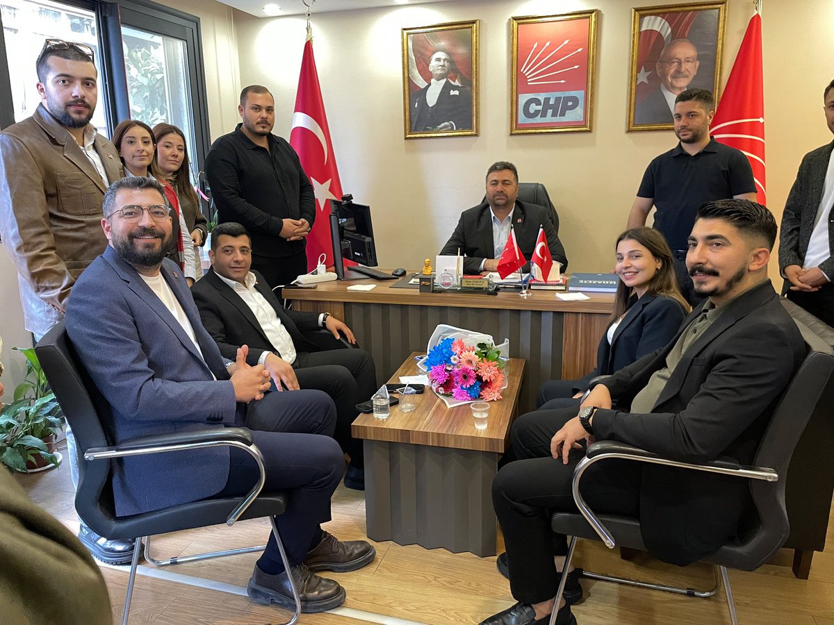chpgenclik_gm's tweet photo. 📍İZMİR 

Gençlik Kolları Genel Başkanımız Berfin Karan, Genel Sekreterimiz Diyar Kesebir, Genel Başkan Yardımcılarımız Can Özdemir, Ali Övet ve Ali Baysal, İzmir İl Gençlik Kolları Başkanımız Hamzaali Mutlugüneş ile birlikte İzmir İl Başkanlığımızı ardından Buca İlçe Başkanlığımızı ziyaret ettik.

Örgütümüzle bir araya gelerek gençlerin gündemini, sahadaki çalışmalarımızı ve önümüzdeki dönemin yol haritasını değerlendirdik.