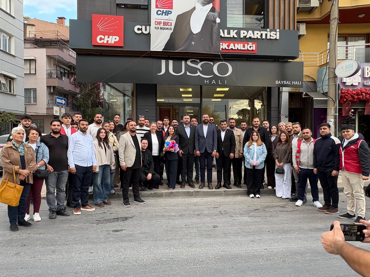 chpgenclik_gm's tweet photo. 📍İZMİR 

Gençlik Kolları Genel Başkanımız Berfin Karan, Genel Sekreterimiz Diyar Kesebir, Genel Başkan Yardımcılarımız Can Özdemir, Ali Övet ve Ali Baysal, İzmir İl Gençlik Kolları Başkanımız Hamzaali Mutlugüneş ile birlikte İzmir İl Başkanlığımızı ardından Buca İlçe Başkanlığımızı ziyaret ettik.

Örgütümüzle bir araya gelerek gençlerin gündemini, sahadaki çalışmalarımızı ve önümüzdeki dönemin yol haritasını değerlendirdik.