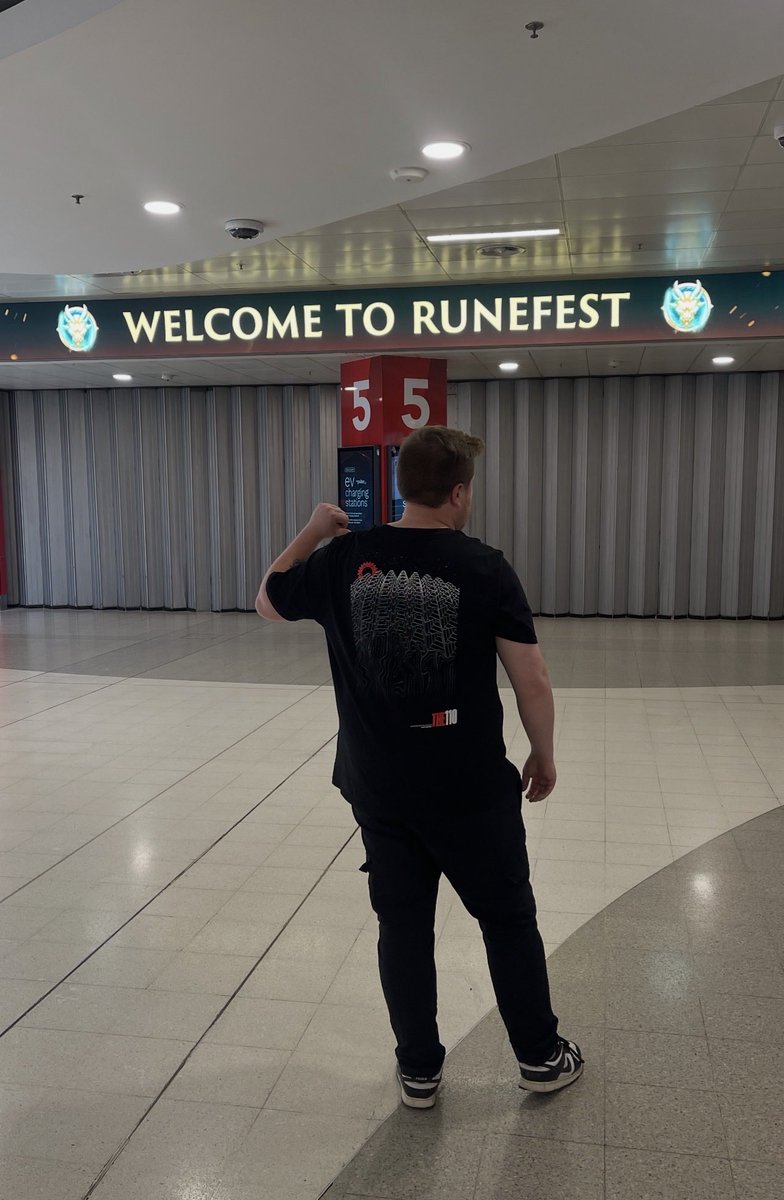 _Steven_Gunn's tweet photo. Repping the new 110 horizon drop at Runefest this year!   @Syndicate @The110Farm @SyndicateOG https://t.co/FimvyXddFu