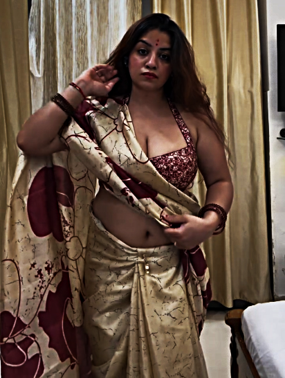 desibaddies__'s tweet photo. This mOOmy is the MUMMY of 2 kids and just look at her 🥵🥵💦
 Her kids must be soo proud especially her son lol...

#vandanapathak #hot #baddie https://t.co/BbNH4Xq5ix