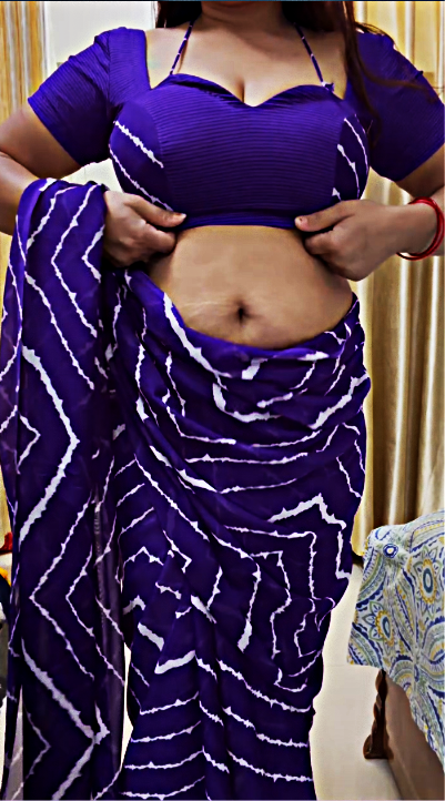 desibaddies__'s tweet photo. This mOOmy is the MUMMY of 2 kids and just look at her 🥵🥵💦
 Her kids must be soo proud especially her son lol...

#vandanapathak #hot #baddie https://t.co/BbNH4Xq5ix