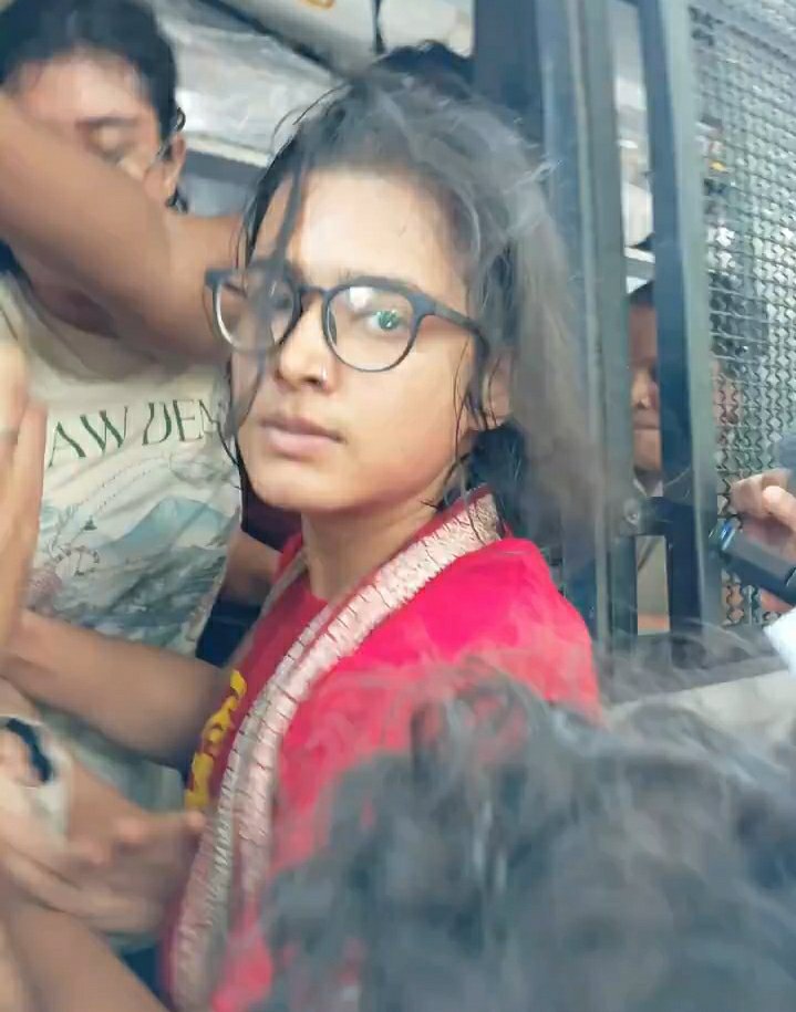 KraantiKumar's tweet photo. आज की सबसे ज्यादा वायरल फोटो. नेहा बोरा के इस एक्सप्रेशन ने सोशल मीडिया पर भूचाल मचा दिया है.

सोशल मीडिया पर आज हर अकाउंट नेहा बोरा के बारे में कुछ न कुछ जरूर लिखा.

नेहा बोरा की आलोचना या प्रशंसा की जा सकती है लेकिन कोई नजरअंदाज नही कर सकता. https://t.co/A8JMyF8UpK