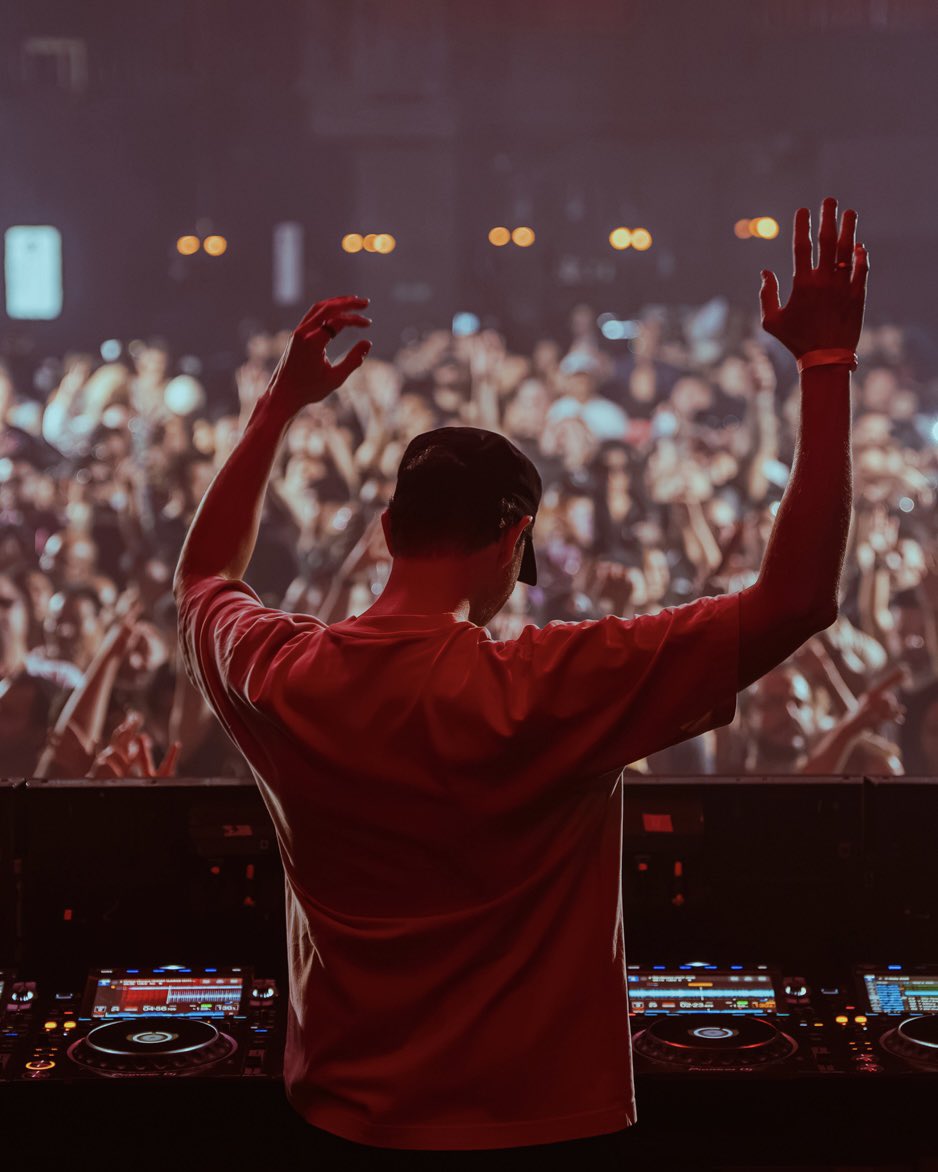 cosmicgate's tweet photo. LA nights.. last weekend 🔥 @academy__la https://t.co/Rv23n4VjPV