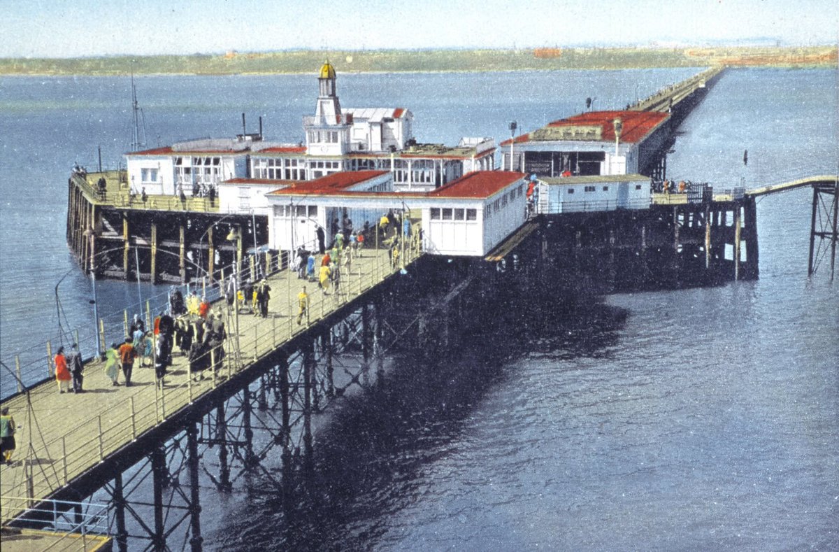 southend_pier's tweet photo. #TimeTravelTuesday 🕰

📸 Step back to 1960 with this nostalgic Southend Pier snapshot! Why not make your own memories with a stroll along the world's longest pleasure pier? 🌊🚶

We're open daily 10:15am - 6pm (last entry 1 hour before closing) 👇👇
https://t.co/8rT4jzC4Vg https://t.co/Rl8VMgEr8g