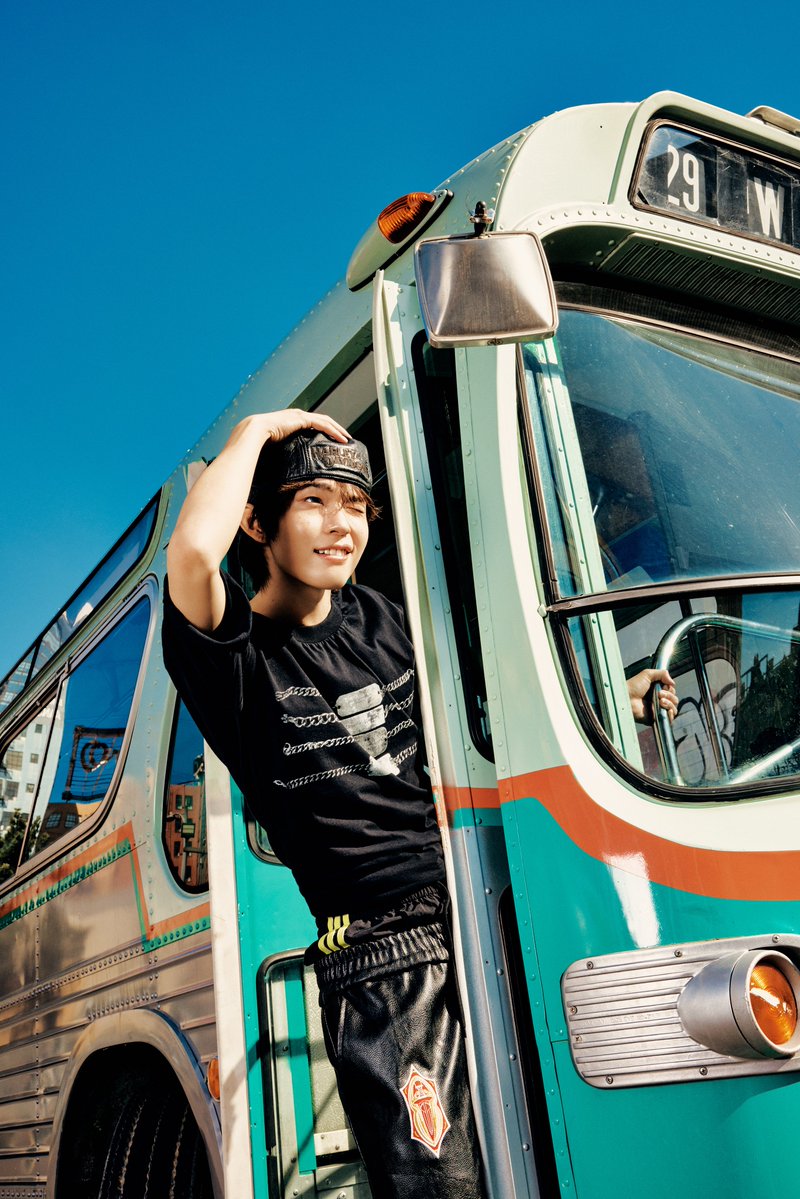 kickflip_jype's tweet photo. Kick Off The Wall MV Photo💚🚌  #2

KickFlip The 5th Mini Album "KICK OFF THE WALL Pt. 1"
2026.10.06 6PM (KST) Release!

Pre-save &amp; Pre-add : https://t.co/I7T5LNBRJF

#KickFlip #킥플립
#KICKOFFTHEWALL_Pt1 
#KickOffTheWall 
#민제 #케이주 #동현
#Minje #Keiju #Donghyeon https://t.co/2R5OG1lNia