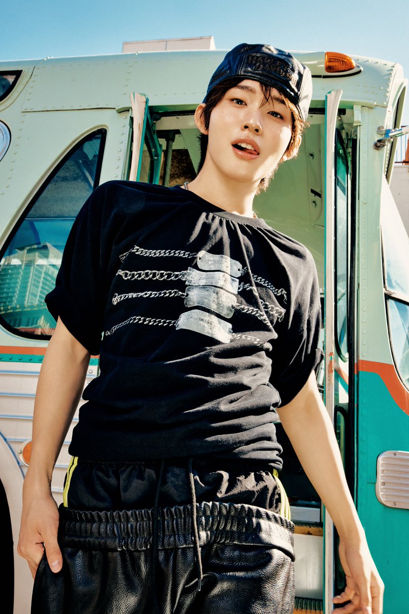kickflip_jype's tweet photo. Kick Off The Wall MV Photo💚🚌  #2

KickFlip The 5th Mini Album "KICK OFF THE WALL Pt. 1"
2026.10.06 6PM (KST) Release!

Pre-save &amp; Pre-add : https://t.co/I7T5LNBRJF

#KickFlip #킥플립
#KICKOFFTHEWALL_Pt1 
#KickOffTheWall 
#민제 #케이주 #동현
#Minje #Keiju #Donghyeon https://t.co/2R5OG1lNia