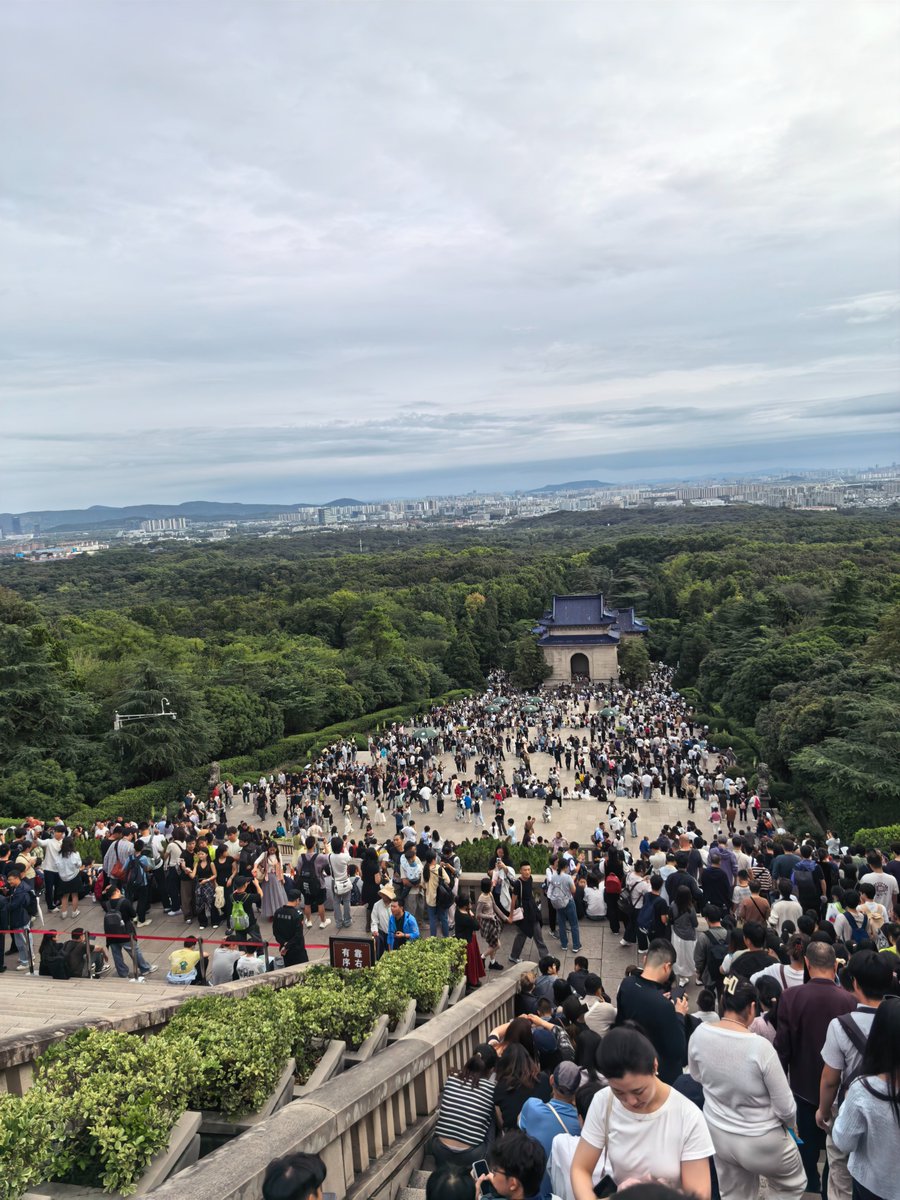 leeedj2616's tweet photo. 这几天有没有来南京看海的…呃…人海🤣 https://t.co/dc5tSK7cx1
